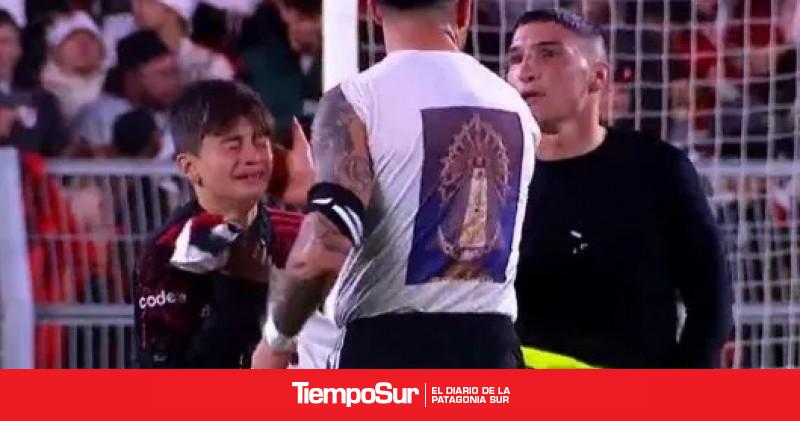 Un nene entró a la cancha se llevó la camiseta de Enzo Pérez y podrían