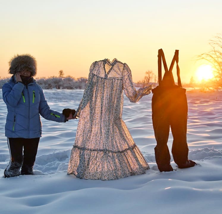 Le sacó fotos a la ropa congelada para mostrar el frío Siberia y fue furor