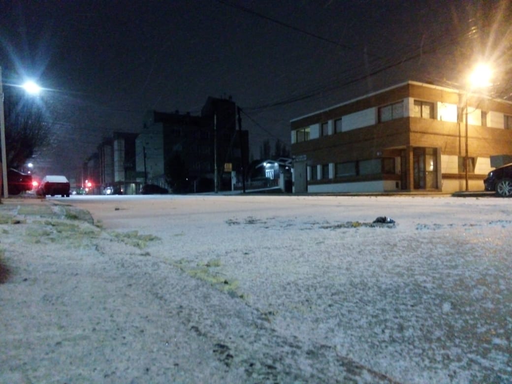 Comenzó cerca de las 8 a caer nieve en Río Gallegos. 