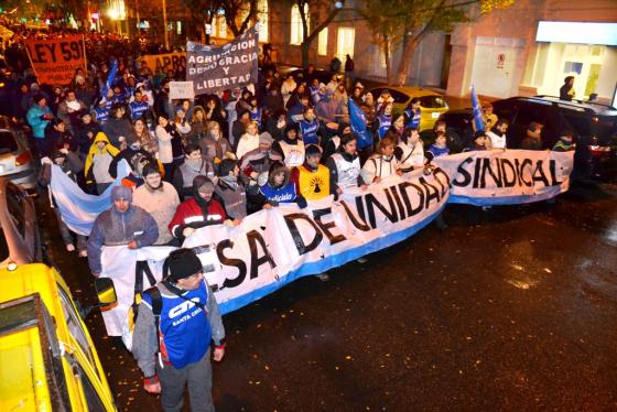 Unas mil personas se concentraron en repudio a las políticas del Gobierno.(Foto: C. Robledo)