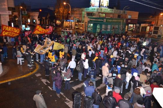 Unas mil personas se concentraron en repudio a las políticas del Gobierno.(Foto: C. Robledo)