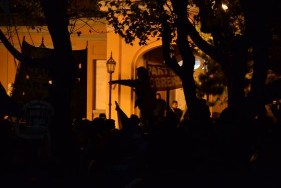 Unas mil personas se concentraron en repudio a las políticas del Gobierno.(Foto: C. Robledo)