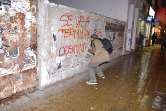 Unas mil personas se concentraron en repudio a las políticas del Gobierno.(Foto: C. Robledo)