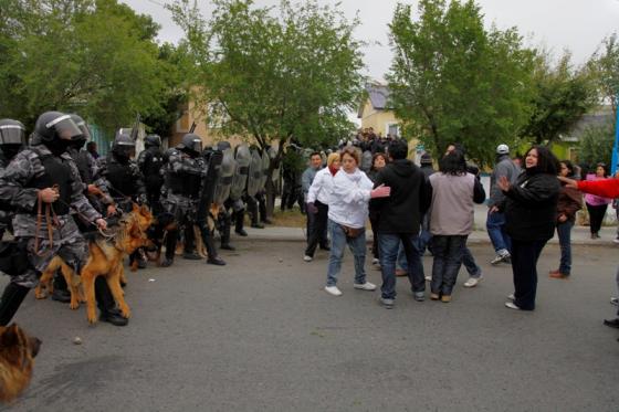 Graves incidentes en la Legislatura, momento en que era subido al movíl.  (Foto:H.C)