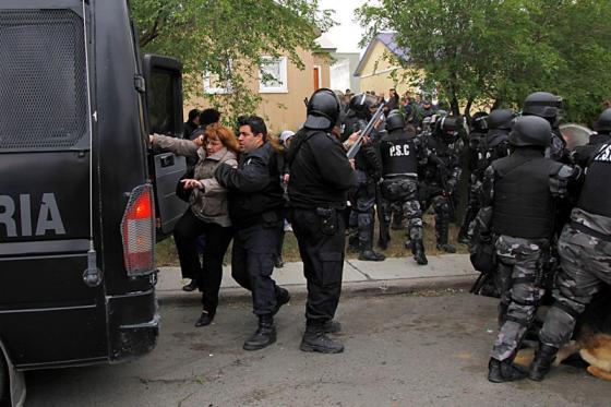 Graves incidentes en la Legislatura, momento en que era subido al movíl.  (Foto:H.C)