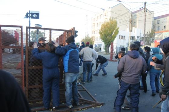 Represión policial tras enfrentamiento entre uniformados y los trabajadores públicos.
