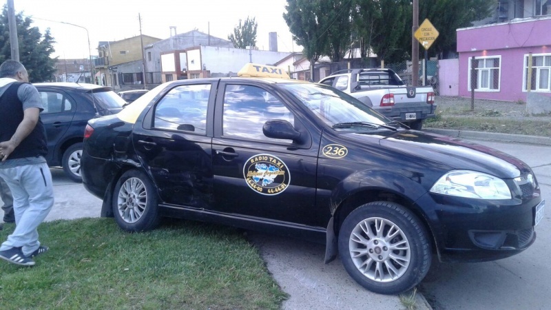 El taxi, con daños materiales en el lateral. (C.G)