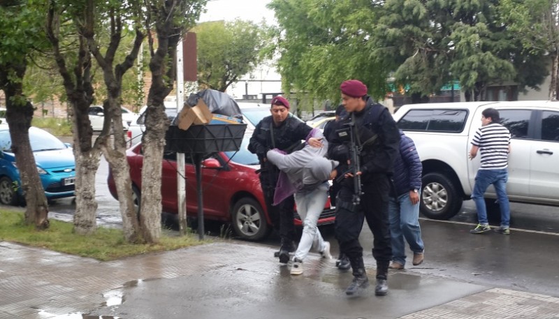 Etchebarne ingresó el sábado a la Comisaría Segunda en medio de gritos de “asesino”.