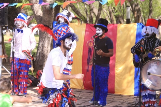 Los jóvenes acompañaron el festejo. (C.G)