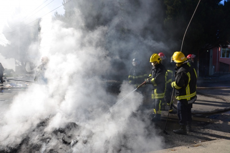 Bomberos apagando el fuego (C.R)