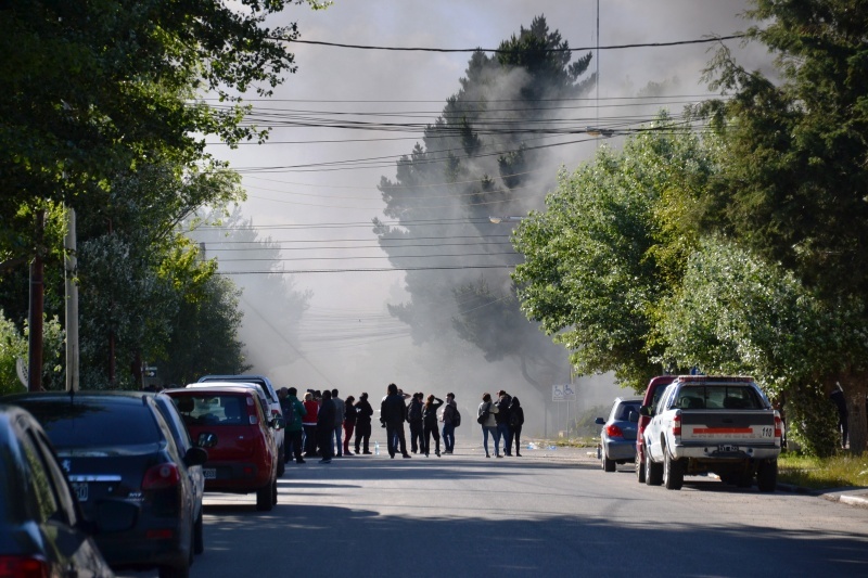 Bomberos apagando el fuego (C.R)