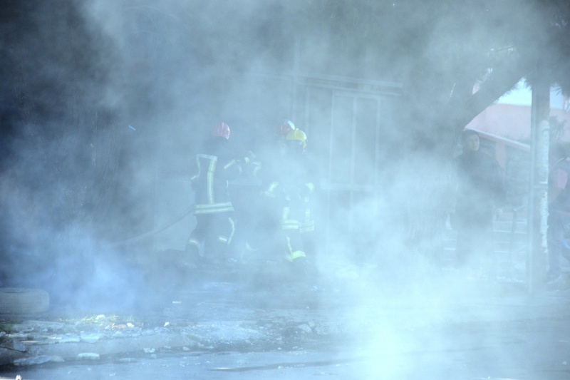 Bomberos apagando el fuego (C.R)