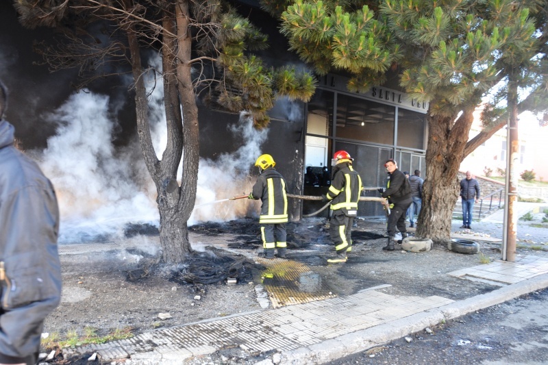 Bomberos apagando el fuego (C.R)