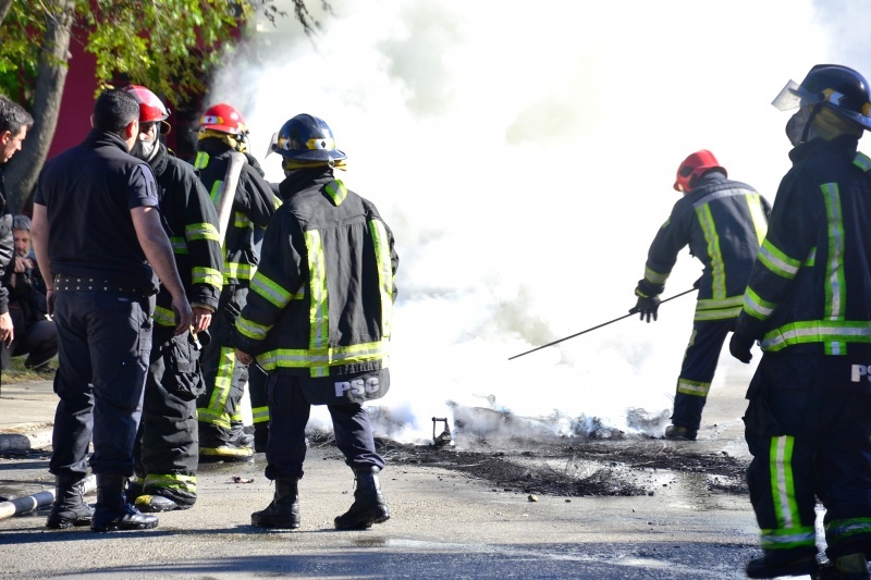 Bomberos apagando el fuego (C.R)