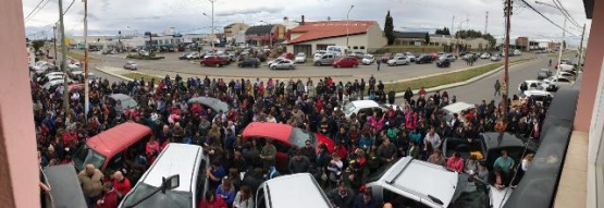 La gente se agolpó sobre el frente del local para participar del sorteo.  