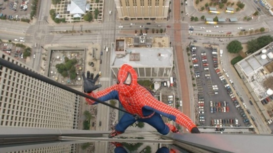 Se disfrazó de Spiderman para sacarse una selfie y murió al caer desde la terraza