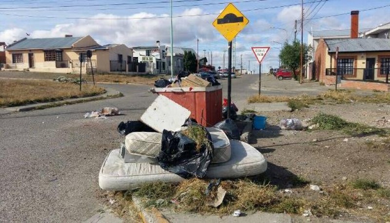 Uno de los contenedores sobre la calle Tripulantes del Fournier