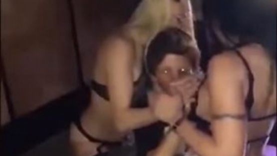 Padre multimillonario le regaló un show de strippers a su hijo de 12 años