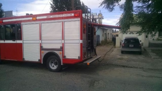 Bomberos controlan fuego sobre el pastizal en una vivienda