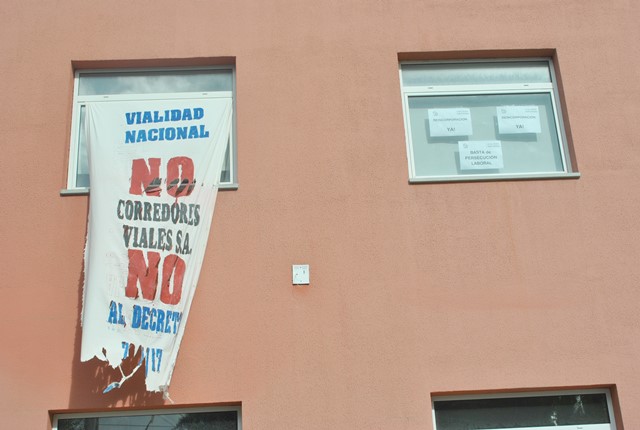 Banderas con reclamos en Vialidad Nacional. (Foto: J.C.C.).