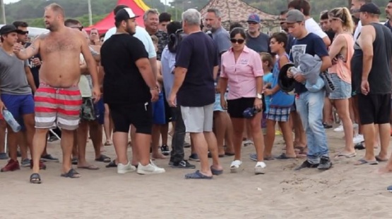 Insólita marcha de turistas para poder usar los cuatriciclos en la playa