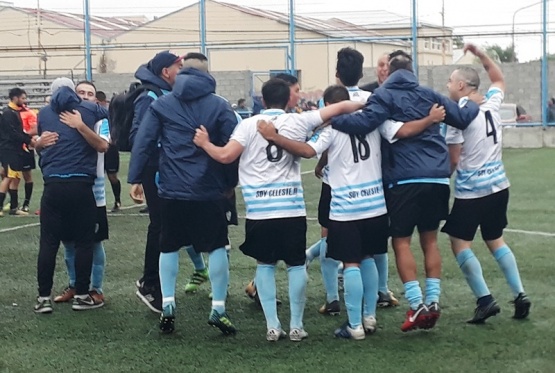 Los jugadores de Hispano festejando la victoria.