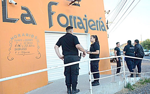 Todo empezó el local donde funciona una forrajería. (Foto: La Vanguardia del Sur)