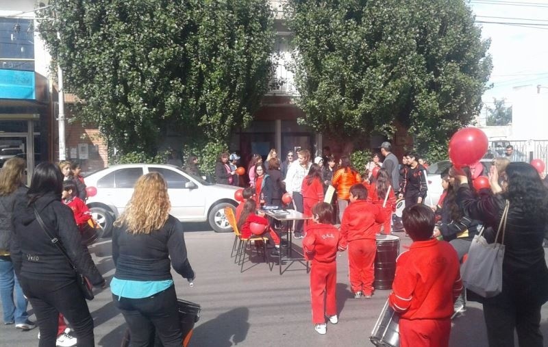 Niños y padres afuera del CPE (Foto: JCC)