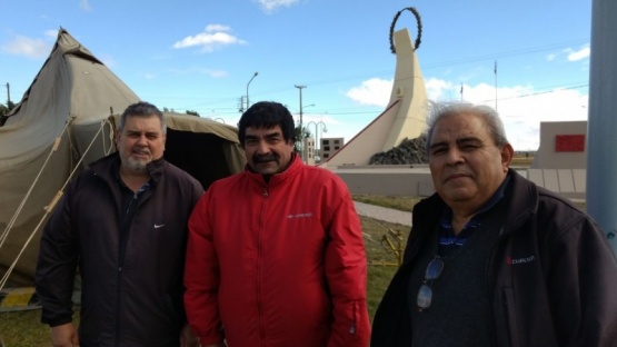 El viento dificultó armado de carpas por Malvinas