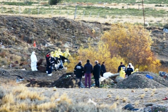 El cuerpo estaba en un sector cubierto de agua y pastizales. (Foto: C.R.)