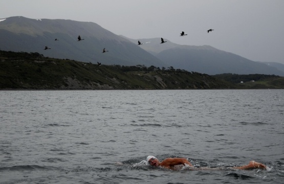 Nadador pretende cruzar el canal Beagle