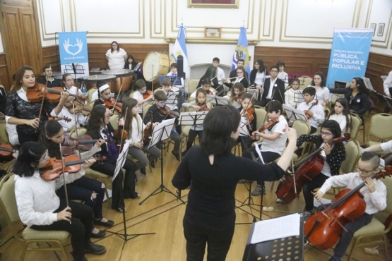 Los chicos deleitaron con su música en Casa de Gobierno. (C.G)