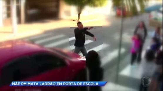 Una policía de civil mató a un ladrón frente a una escuela llena de chicos