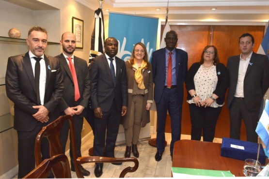 Alicia junto a los representantes de Nigeria.