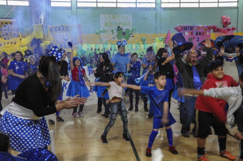 Colorido festejo en el Gimnasio. 