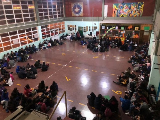 Sentada en el colegio Guatemala