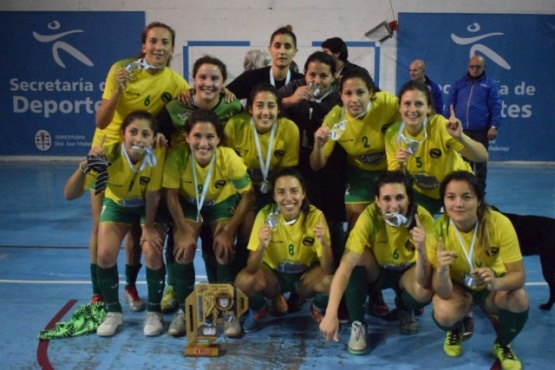 Las campeonas en pose triunfal. 