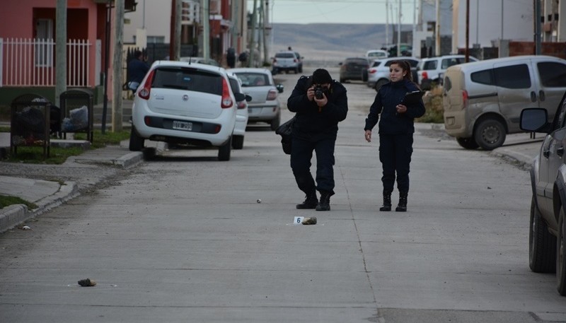 Peritos de la División Criminalística toman fotografías de los casquillos que quedaron dispersos en la calle. (Fotos: C.R.) 