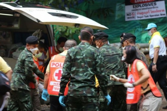 Los equipos de rescate lograron liberar ya a cinco chicos. FOTO: AFP