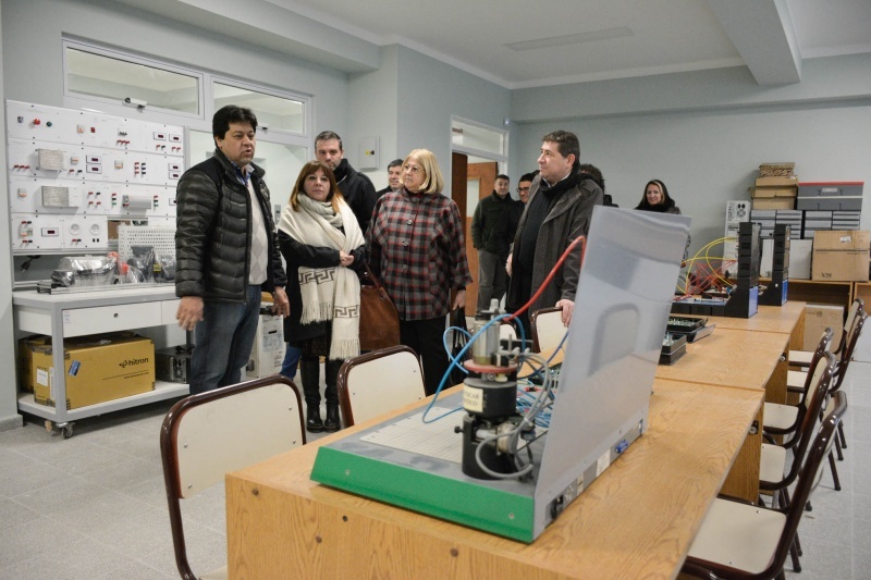 Las autoridades recorrieron el colegio.