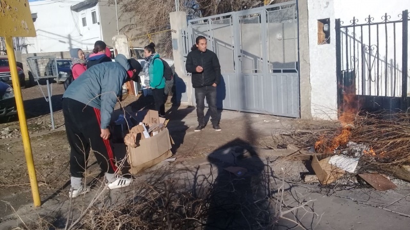 Imágenes en donde la UOCRA estaría repartiendo bolsones.