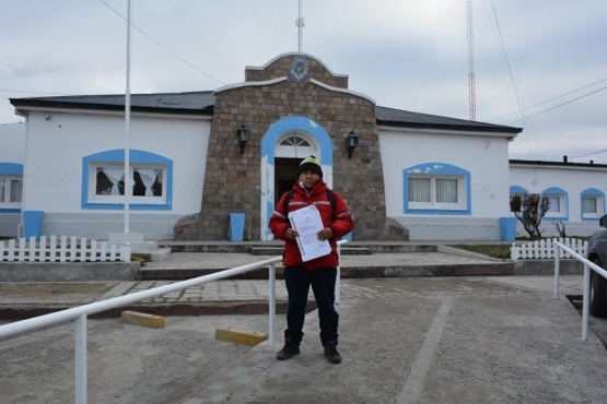 Narváez en la puerta del Ministerio de Desarrollo Social, a la espera de una respuesta. (C.R.)