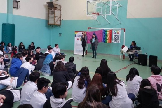 Imagen de Delfina Brizuela, Roxana Rodríguez y Nadia Astrada frente a alumnos del secundario.