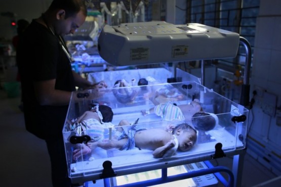 Bebés recién nacidos en una sala de neonatología.