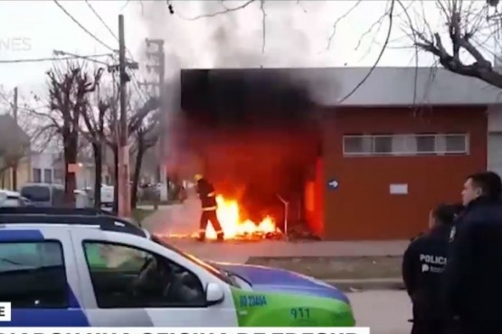 Reclamaban por cortes de energía y terminaron incendiando la oficina