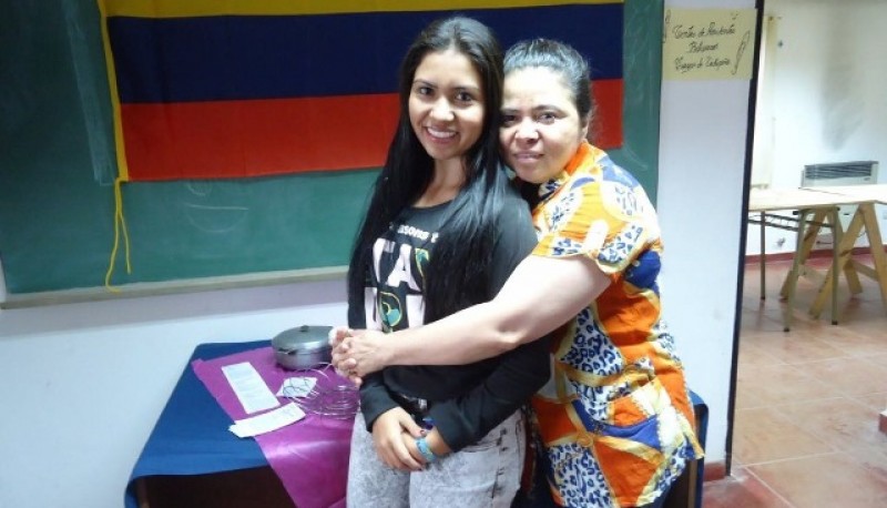 Jeniffer junto a su madre el día que llegó a Río Gallegos. 