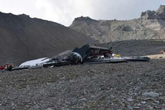 Un avión se estrelló en los Alpes y murieron 20 personas