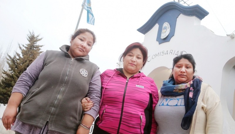 Las hermanas Chocobar, a la salida de la Comisaría Primera (Foto Cristian González) 