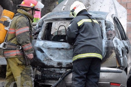 Incendio de un auto dentro de un patio