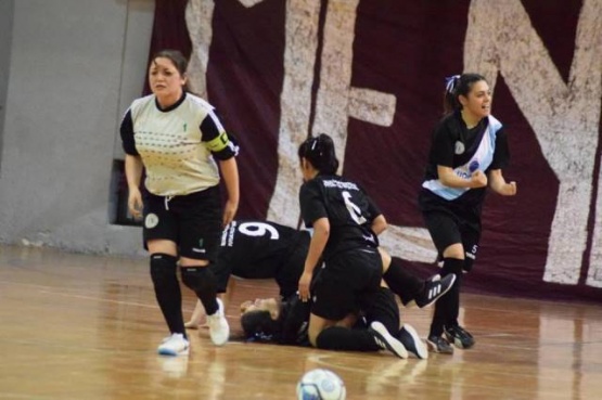 Puño cerrado para festejar el gol y la clasificación. 